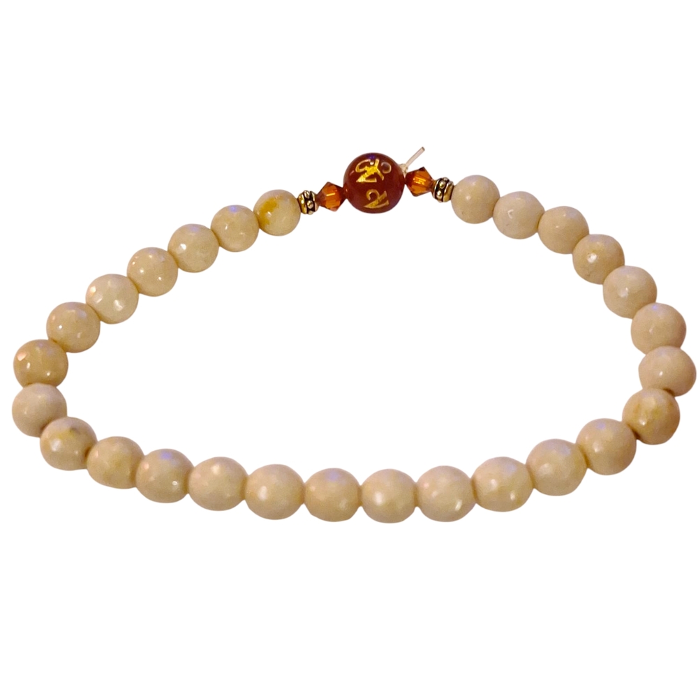 Elegant Beaded Bracelet in Cream and Gold